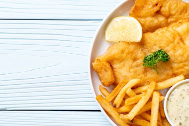 Balık ve patates kızartması. Sağlıksız yiyecekler.
