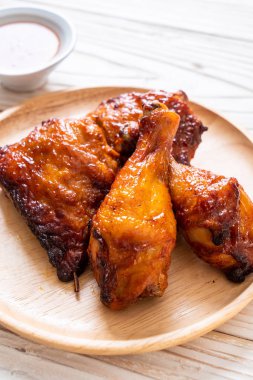 Masada ızgara ve ızgara tavuk.