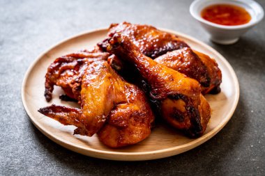 Masada ızgara ve ızgara tavuk.