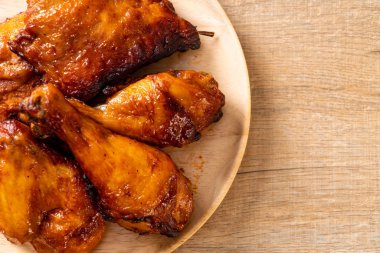 Masada ızgara ve ızgara tavuk.