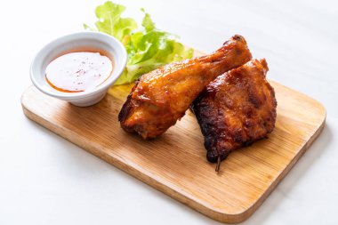 Masada ızgara ve ızgara tavuk.