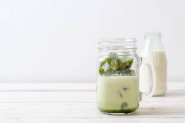 Matcha yeşil çay buzlu cam sütlü