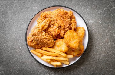 Kızarmış tavuk, patates kızartması ve nugget yemeği. Abur cubur ve sağlıksız yemek.