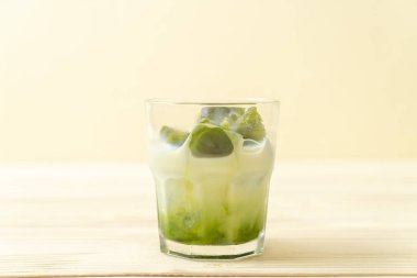Matcha yeşil çay buzlu cam sütlü