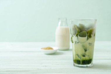 Matcha yeşil çay buzlu cam sütlü
