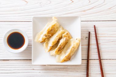 Japon gyoza 'sı ya da soya soslu hamur tatlısı.