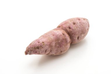 beyaz arkaplanda izole edilmiş mor tatlı patates