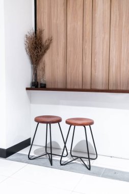 boş sandalye ahşap bar ile