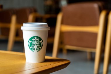 Bangkok, Tayland - 29 Haziran 2018: Starbucks sıcak içecek kahve sahibi Starbuck kafede masada ile.
