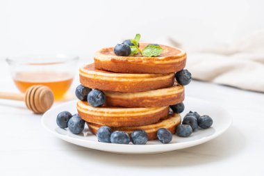 Taze yaban mersinli gözleme.