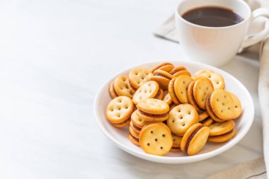 Hindistan cevizli bisküvi ve ananas reçeli.