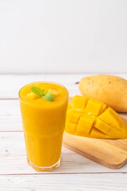 taze mango smoothies - sağlıklı yiyecek ve içecek konsepti