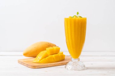 taze mango smoothies - sağlıklı yiyecek ve içecek konsepti
