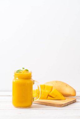 taze mango smoothies - sağlıklı yiyecek ve içecek konsepti
