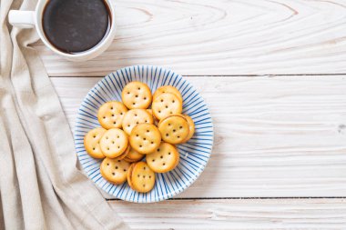 Hindistan cevizli bisküvi ve ananas reçeli.