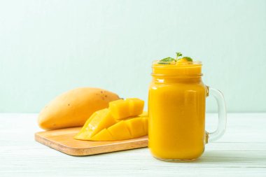 taze mango smoothies - sağlıklı yiyecek ve içecek konsepti