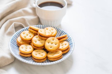 Hindistan cevizli bisküvi ve ananas reçeli.