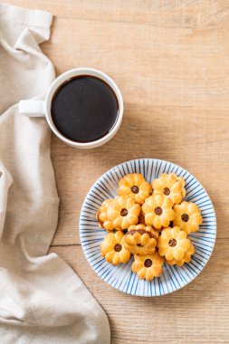 Hindistan cevizli bisküvi ve ananas reçeli.