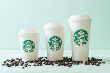 Bangkok, Tayland - 5 Haziran 2018: Beyaz kahve fincanı Starbucks logosu üzerinde tahta arka plan ile. Starbucks dünyanın en büyük kahve evi 61 ülke içinde 20.000'den fazla mağaza ile mi.