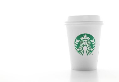 Bangkok, Tayland - 5 Haziran 2018: Beyaz kahve fincanı beyaz arka plan üzerinde izole Starbucks logosu ile. Starbucks dünyanın en büyük kahve evi 61 ülke içinde 20.000'den fazla mağaza ile mi.