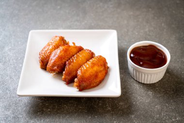 Barbekü tavuk kanadı sosu ile