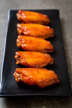 Barbekü tavuk kanadı sosu ile