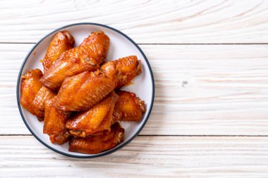Barbekü tavuk kanadı sosu ile