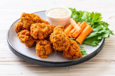 Sebzeli kızarmış tavuk kanadı.