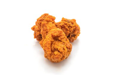 Beyaz arka plan üzerinde izole kızarmış baharatlı tavuk kanadı