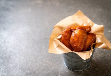 Barbekü tavuk kanadı sosu ile