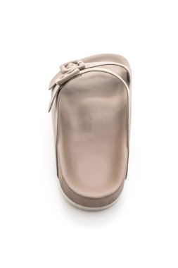 Kadınlar beyaz arka plan üzerinde izole sandalet deri