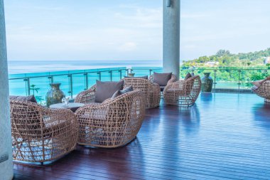 boş veranda sandalye ve masa deniz görünümü arka plan ile