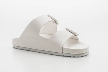 Kadınlar beyaz arka plan üzerinde izole sandalet deri