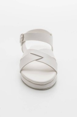 Kadınlar beyaz arka plan üzerinde izole sandalet deri