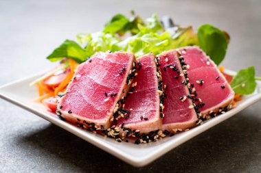 Taze ton balığı ve sebze salatası. Sağlıklı yemek.