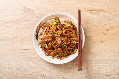 tavada kızartılmış yakisoba noodle pork - Asya gıda tarzı ile
