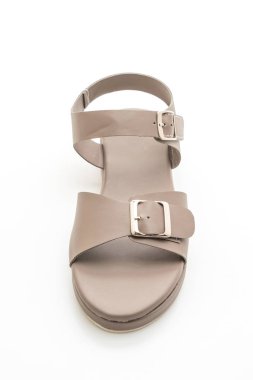 Kadınlar beyaz arka plan üzerinde izole sandalet deri