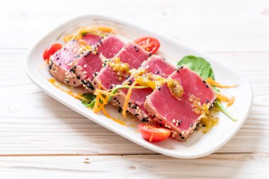 Taze orkinos ile baharatlı salata sosu - ham sağlıklı gıda