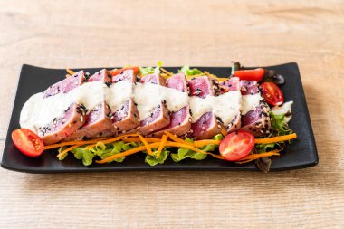 Sebze salatası ve soslu taze ton balığı. Sağlıklı yiyecek.