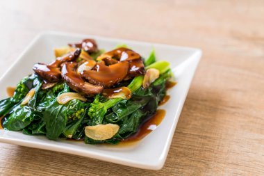 Sarımsaklı istiridye soslu kızarmış Hong Kong Kale heyecan