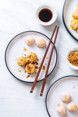 Çin karides pişmiş hamur tatlısı - Asya gıda tarzı