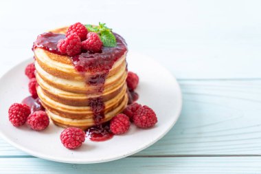 Taze ahududu ve frambuaz sos ile gözleme