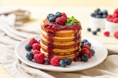 Taze ahududu ve yabanmersinli gözleme.