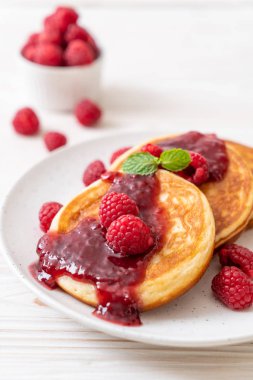 Taze ahududu ve frambuaz sos ile sufle gözleme