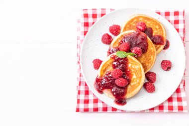 Taze ahududu ve frambuaz sos ile sufle gözleme