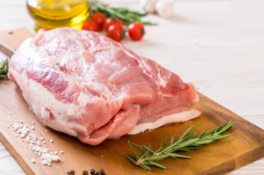 taze domuz ham filetosu ahşap tahta üzerinde