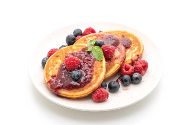 Taze ahududu ve beyaz arka plan üzerinde izole yaban mersini ile sufle gözleme