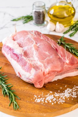 taze domuz ham filetosu ahşap tahta üzerinde