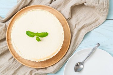 Ahşap zemin üzerine nane ile ev yapımı cheesecake