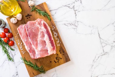 taze domuz ham filetosu ahşap tahta üzerinde